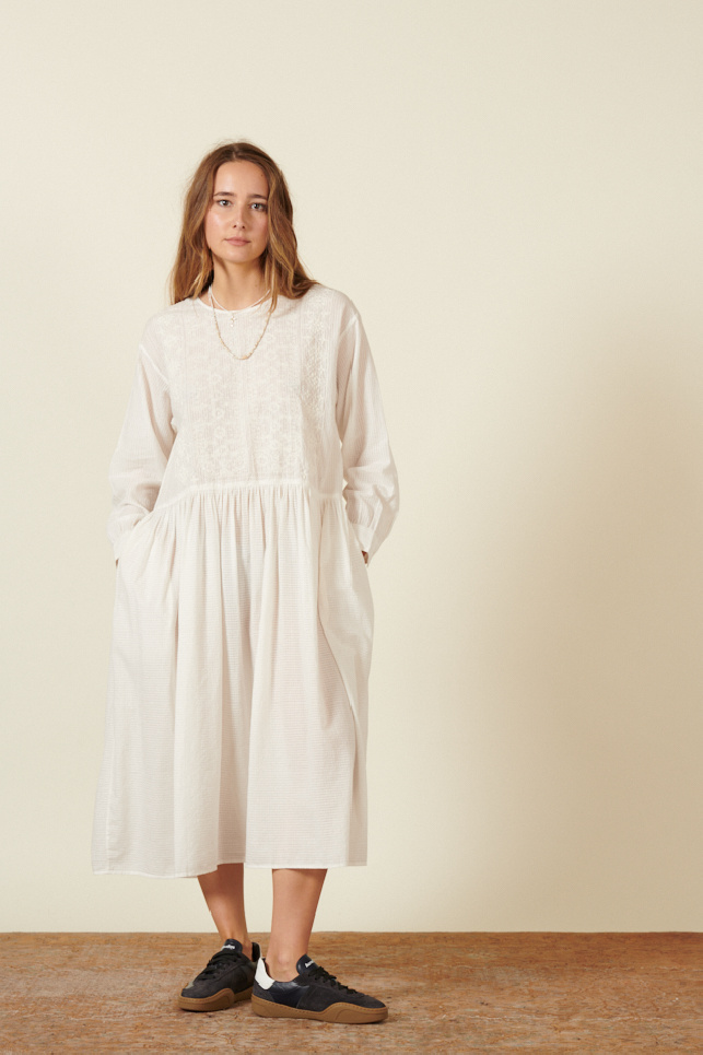 Robe longue en coton bio, dotée de broderies