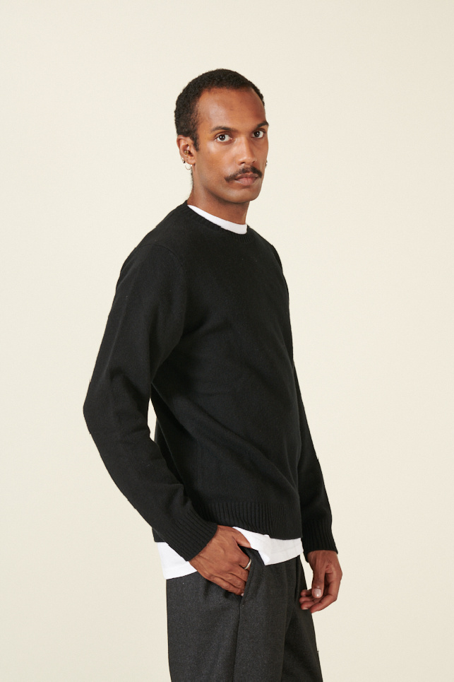 pull noir roberto collina